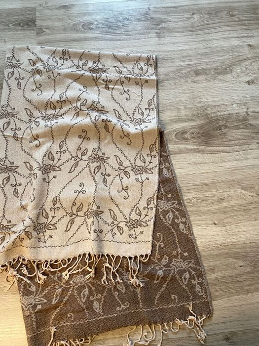 Szal z frędzlami 145x 70 cm