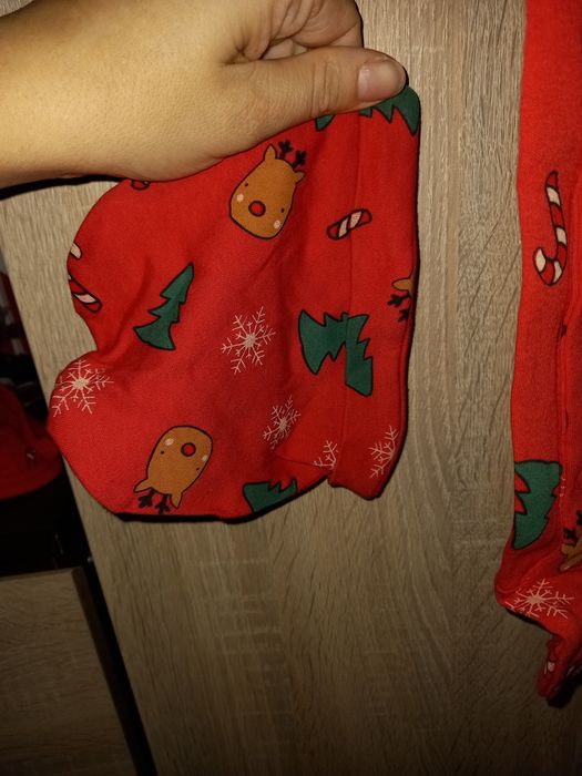 Nowe śpiochy świąteczne z czapką i śliniakiem, Gratis bluzka