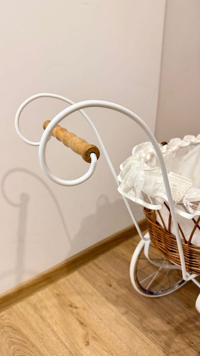wiklinowy wózek dla lalek w stylu retro