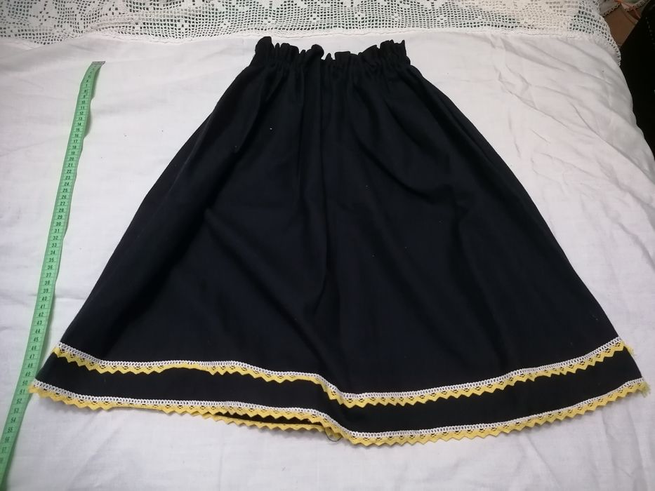 Aventais pretos antigos e saia preta folclórica