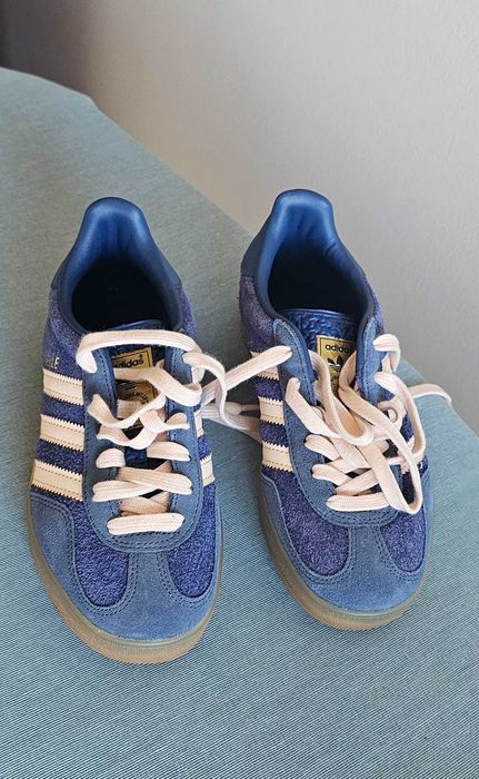 Tenis marca Adidas