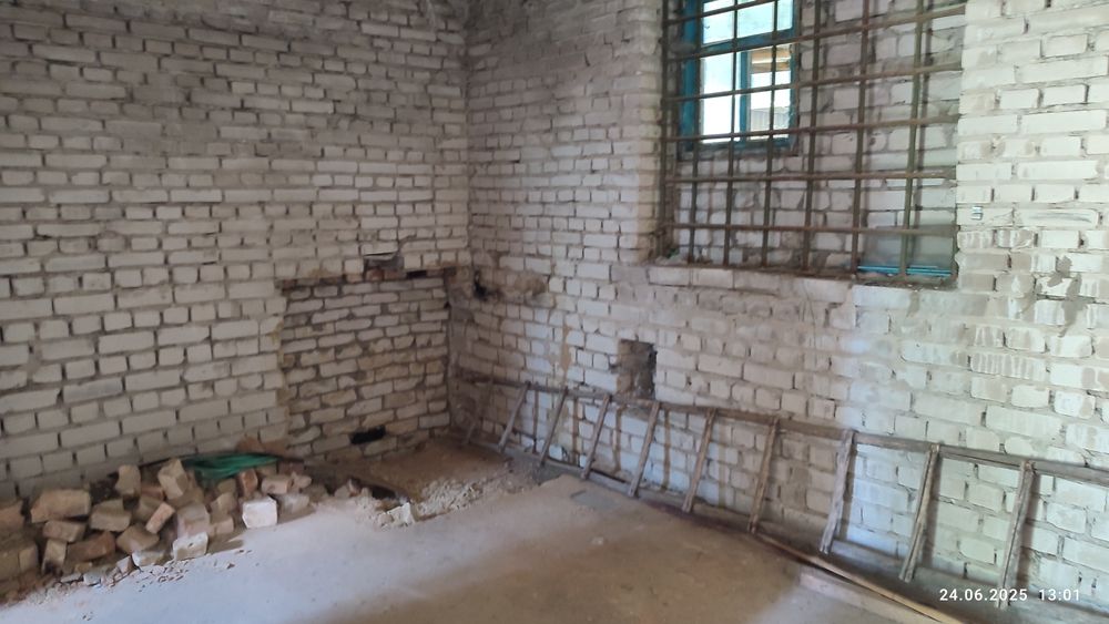 Будівля цегляна не житлова