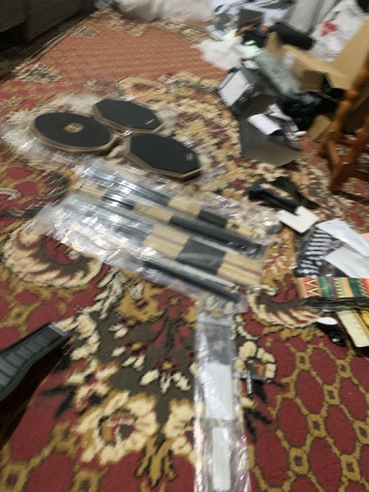 Педаль для бас бочки (барабана), педи, пружини для барабана, щотки.