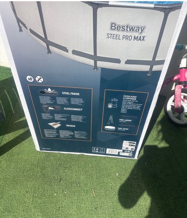 Vendo piscina tubular redonda Bestway com 457 cm de diâmetro e 122 cm de altura, em bom estado.