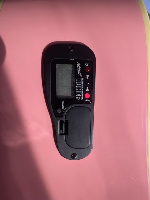 Różowa gitara ashton