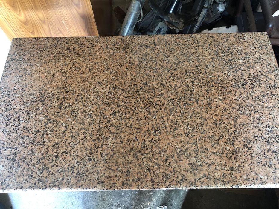 Mesa de maquina de costura com pedra marmore