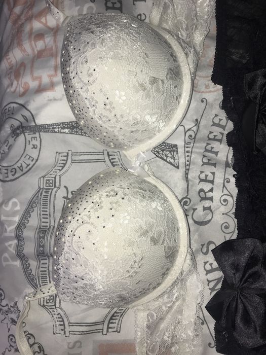 Білизна: стрінги труси чорні та бюстгалтер білий зі стразами все б/у