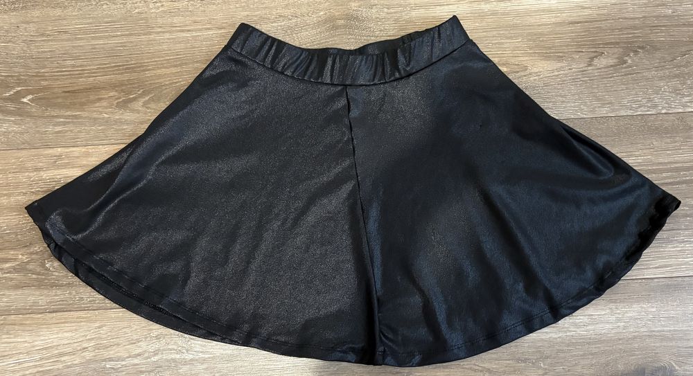 Чорна спідниця для дівчинки підлітка