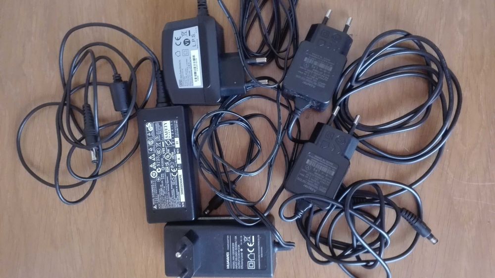 Vários cabos para televisão e computador