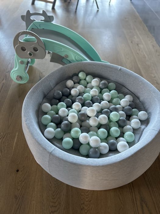 Zjeżdżalnia i konik na biegunach, zabawka 2w1. Plus basen z kulkami