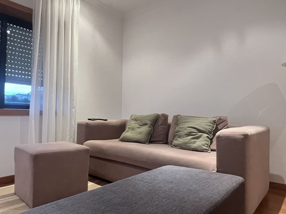 Sofa castanho com almofadas