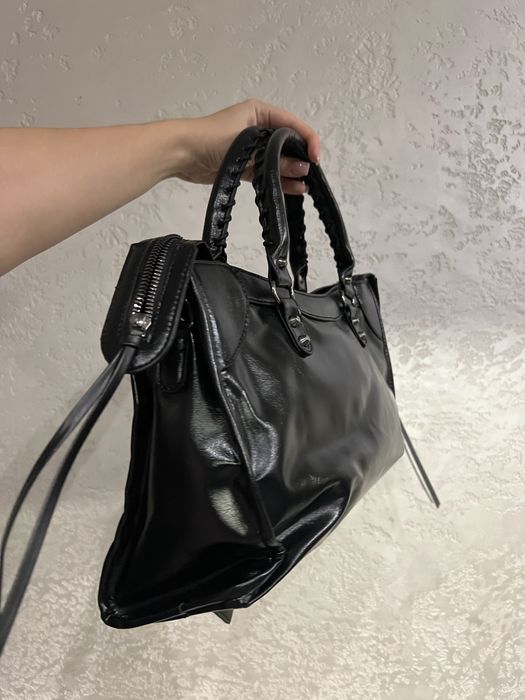 під balenciaga city bag dark