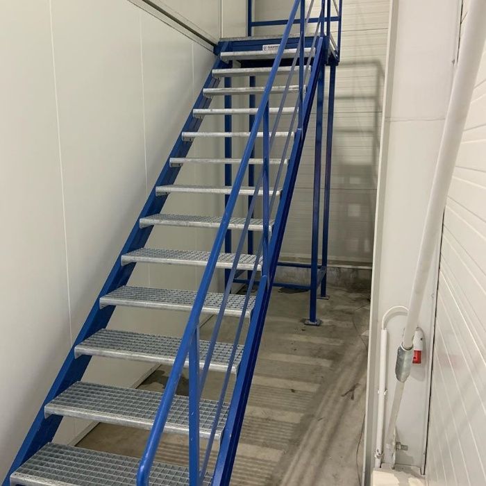 Schody metalowe zewnętrzne  stalowe techniczne krata