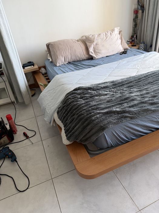 Cama de casal em madeira maciça – 160x200cm