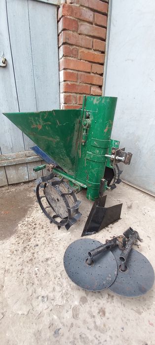 Нова картоплесівалка та картопле прибиралка