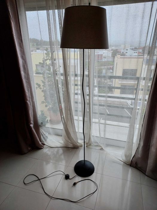 Candeeiro de pé impecável