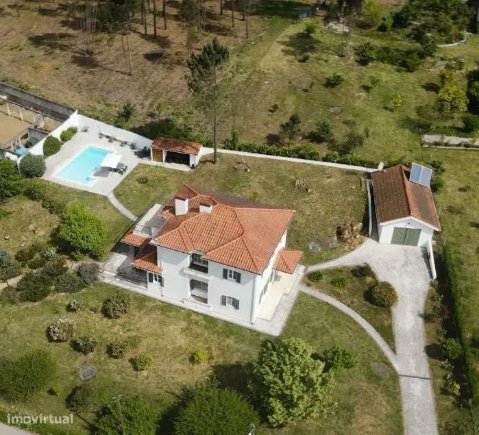 Well-maintained T3 house with terrace, swimming pool, garden, and garage in a quiet location