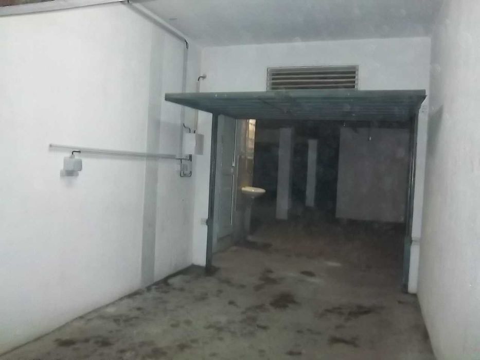 DUAS BOX Cobertas E FECHADAS NO CENTRO DA ERICEIRA