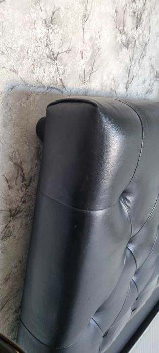 cama estofada 2,00x1,40 com sinais de uso