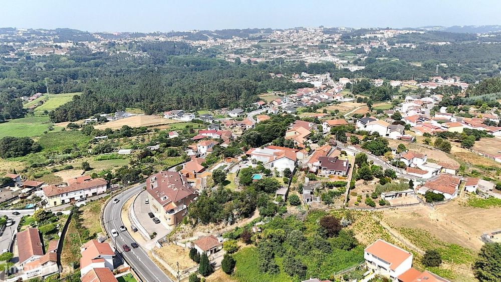 Moradia para Remodelar com Terreno e Grande Frente – Excelente Localiz