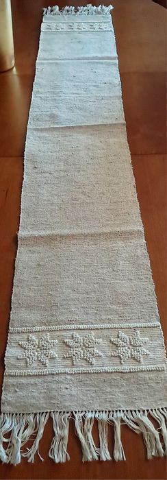 Pano em linho bordado. Caminho de mesa.