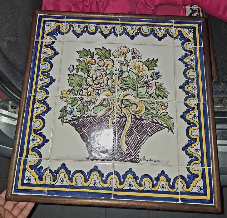 Conjunto de espelho mais 2 quadros em azulejos assinado pelo autor