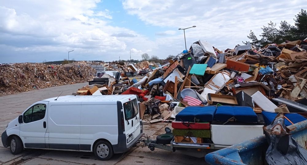 Wywóz odpadów mebli likwidacja mieszkań biur sprzątanie działek piwnic