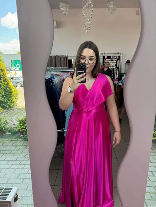 Różowa długa sukienka z asymetrycznym dekoltem