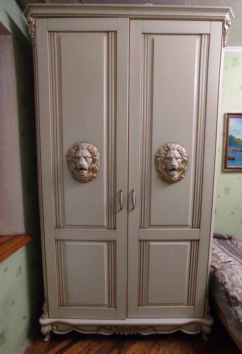 Распашной шкаф для одежды