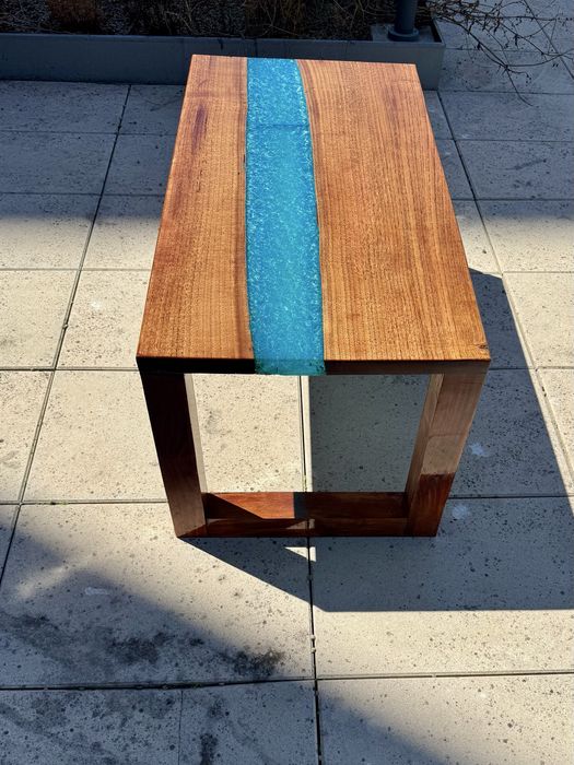 Coffee Table em Carvalho & Resina Epóxi — Peça Única  Preço: 800 €  Coffee table artesanal feita à mão em madeira maciça de carvalho e resina epóxi,