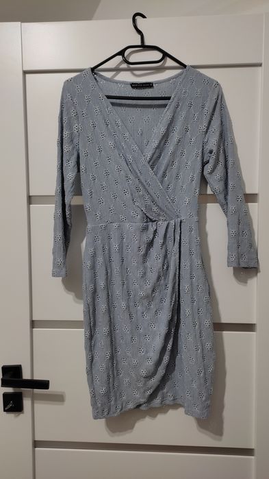 Sukienka z długim rękawem podkreślająca talię. Koronkowa. Mohito