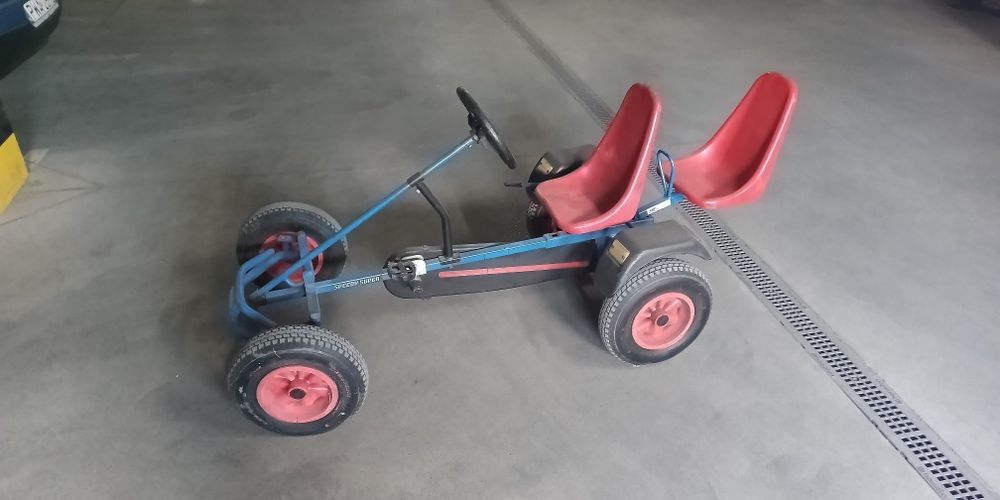 Gokart na pedały, bez biegów hamulec ręczny.