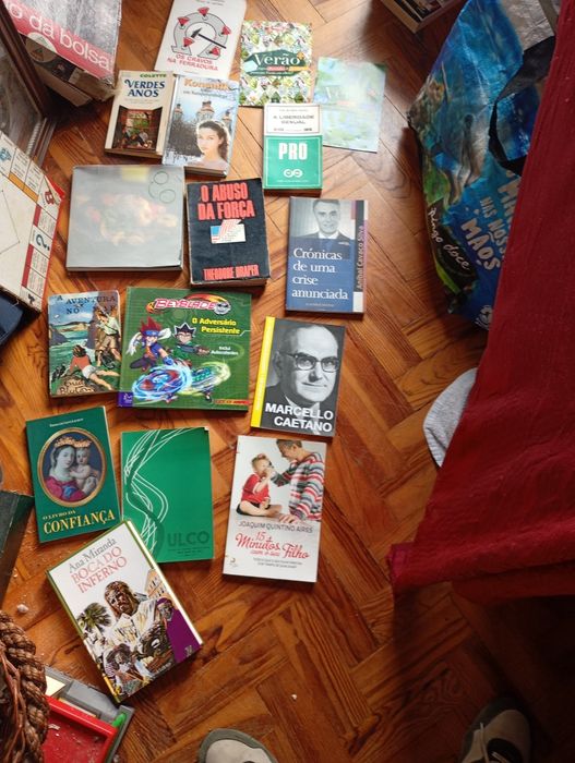 Saldos galácticos Saramago e muitos outros com dedicatórias  assinados pelos autores  e ainda  outros Com valores que  não são deste universo desde 2E