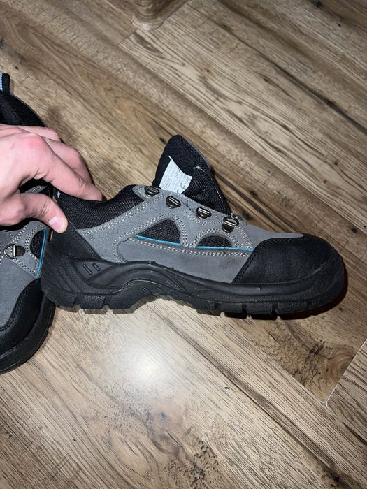 Взуття для роботи, з твердим носком