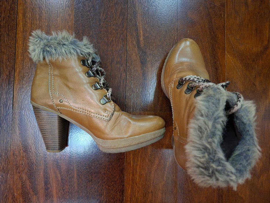 Botins cor castanho camel em pele com salto alto e pêlo