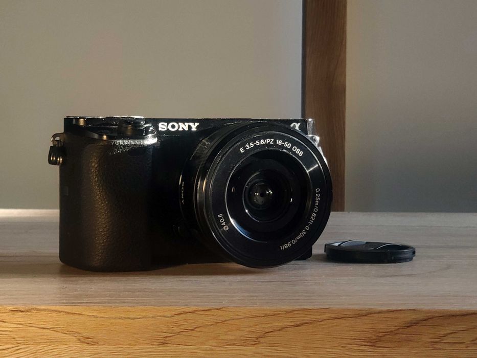 Zestaw Ready-to-Shoot | Sony Alpha A6000 | Stan Idealny | Matryca APS-C 24.3MP | Szybki AF | Komplet Akcesoriów