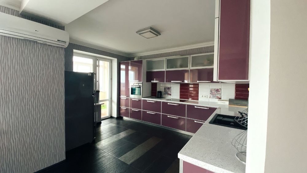 Продам 4кімнатну квартиру. 175кв.м.Центр.Власник