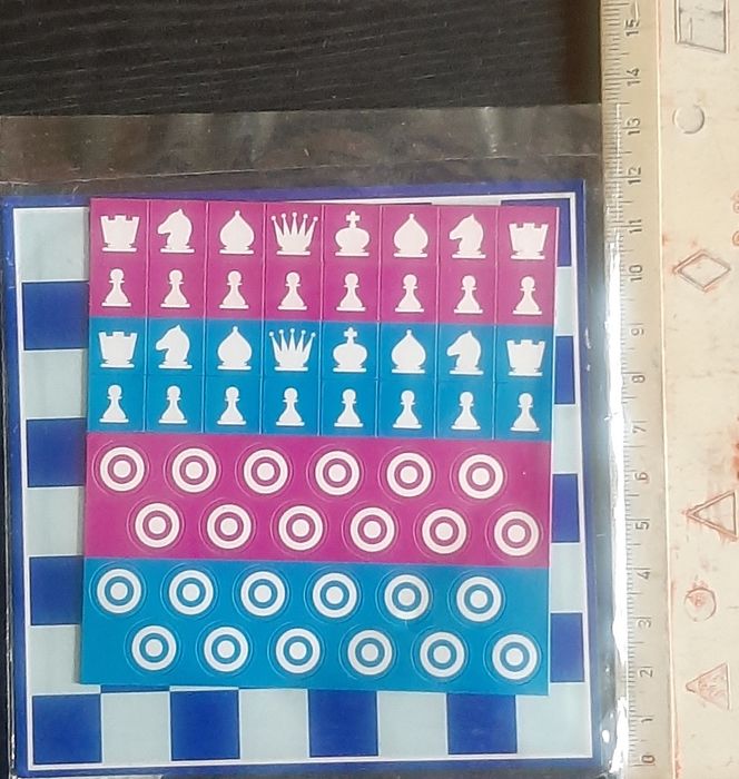 Magnetyczna szachownica np na lodówkę.