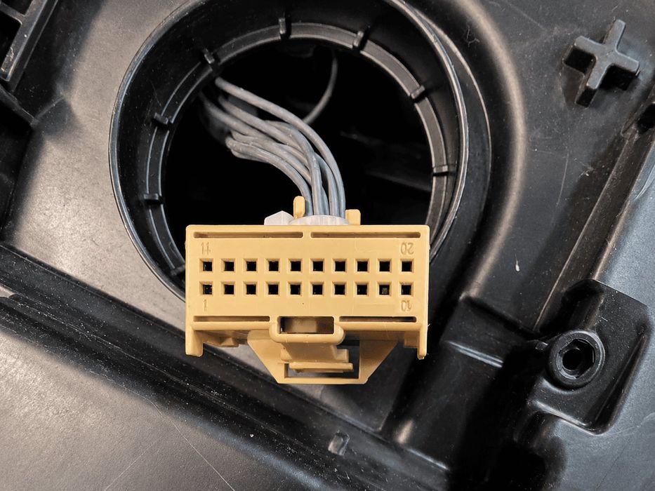 Ótica / Farol Esquerdo AUDI A4 B8 2.0 TDI (105 kW / 143 cv) [11.2007 - 12.2015]