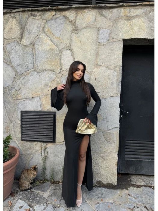 Нарядна довга віскозна сукня максі з відкритою спиною і розрізом