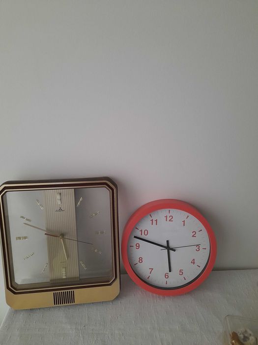 Relógio  antigo de parede Quartz