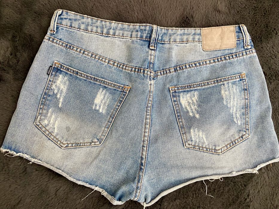 Calcao de ganga com rasgoes muito atuais