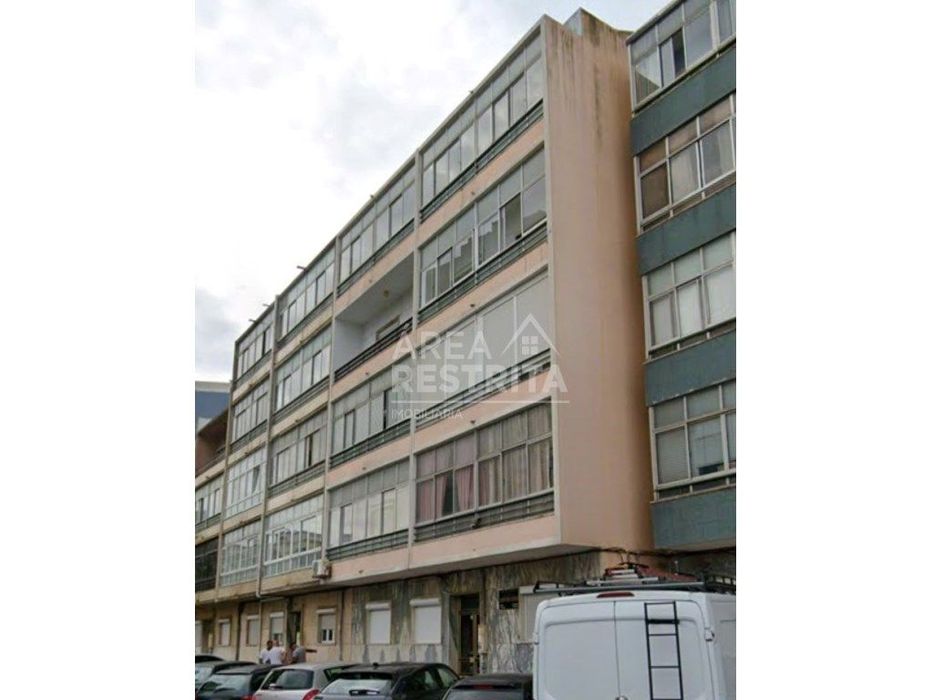 APARTAMENTO T1 transformado em T2, com QUINTAL, Laranjeiro