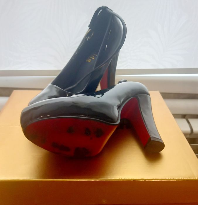 Туфлі жіночі на каблуку чорні лаковані. Высота каблуки 12см.