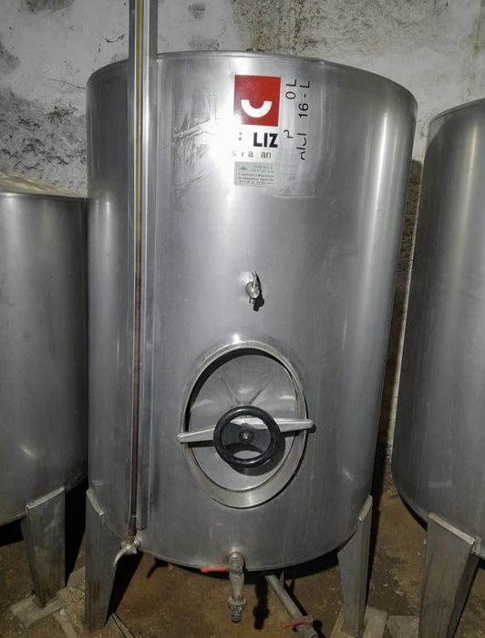 Cubas vinho metálicas e dornas