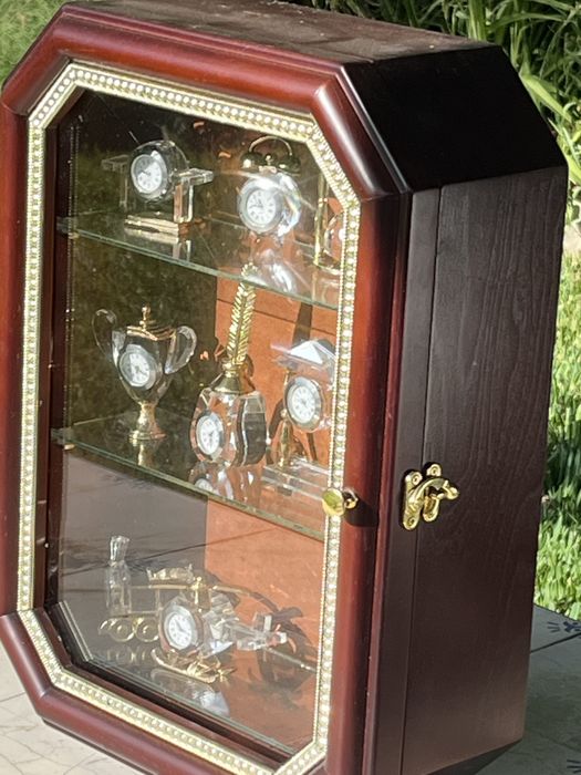 Vitrine decorativa com coleção de 12 mini relógios