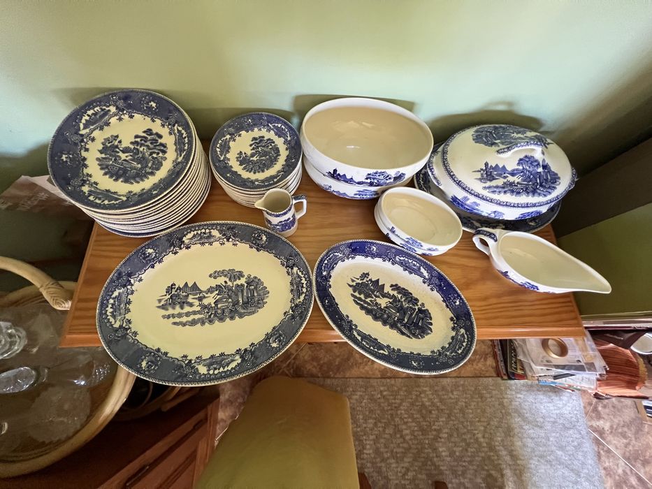 Conjunto de loiça de Sacavém motivo estátua cor azul