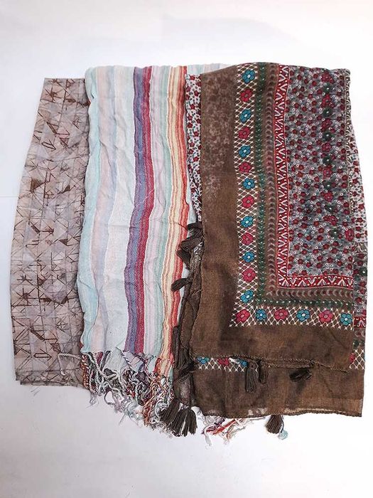 Variado conjunto Lenços Cachecóis Echarpes Gravatas 21 Peças