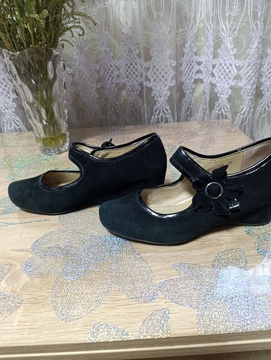 Продам недорого женскую обувь или обменяю на зерно.