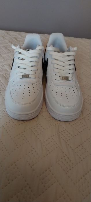 Białe buty NIKE.